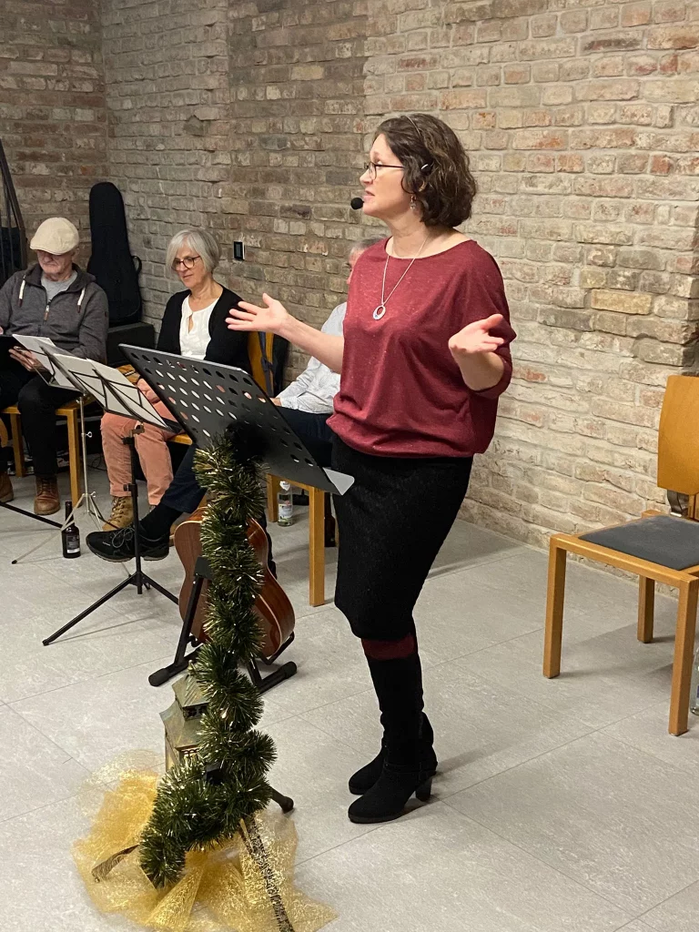 03.12.2025: „Einstimmung auf Weihnachten“ in Abensberg im „Haus in der Mauer“ Ines Küffner bei einer Lesung