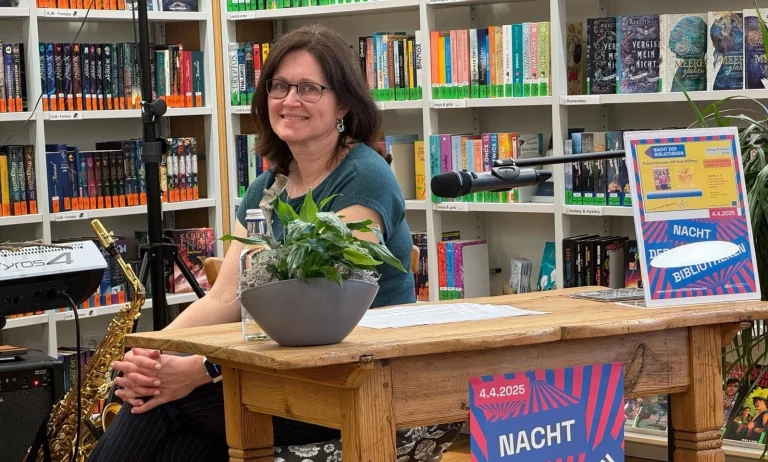 Hero main image Ines Küffner bei einer Lesung in der Bücherei