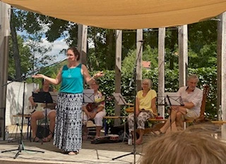 Ines Küffner bei einer Lesung in Saal an der Donau