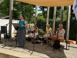 Ines Küffner bei einer Lesung in Saal an der Donau