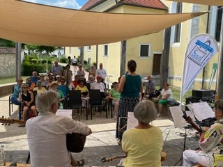 Ines Küffner bei einer Lesung in Saal an der Donau