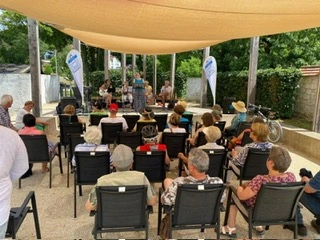Ines Küffner bei einer Lesung in Saal an der Donau